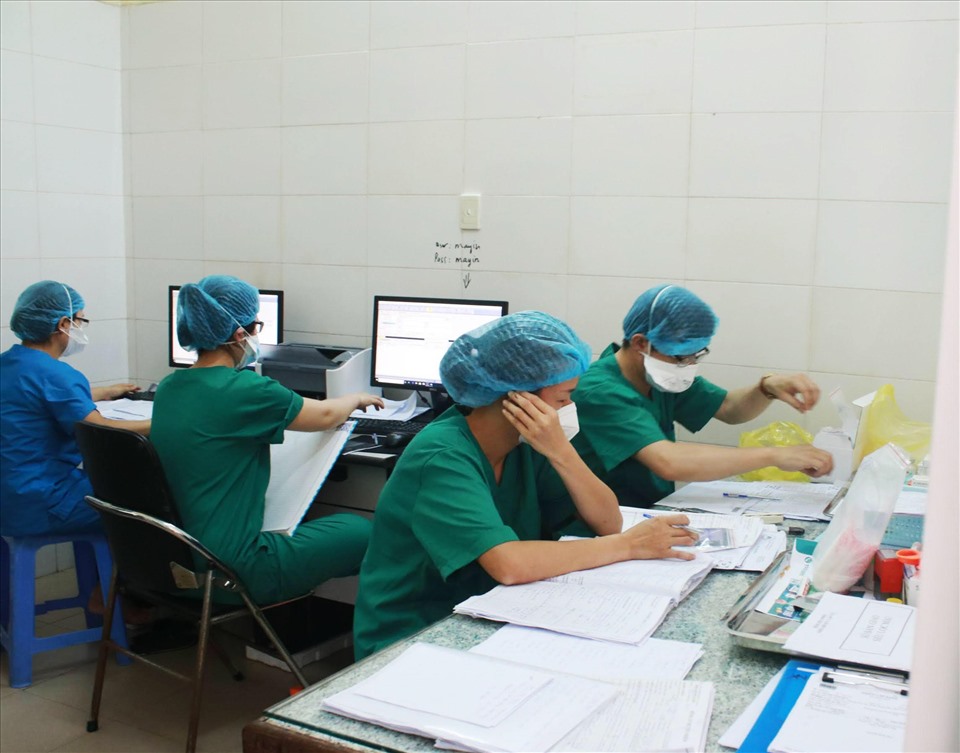 Vì người bệnh, nên lỡ bữa cơm hay kiệt sức là chuyện thường ngày ở bệnh viện. Ảnh: Trang Thùy