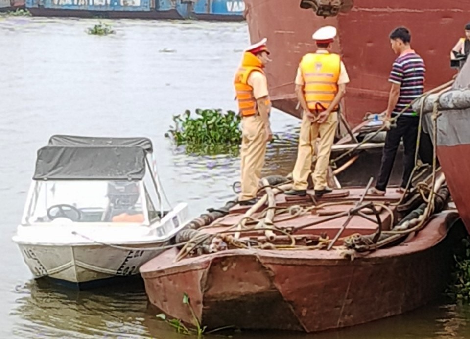 Những chiếc tàu vỏ thép tự chế không đảm bảo an toàn kỹ thuật được các đối tượng sử dụng để khai thác cát trái phép. Ảnh: NT