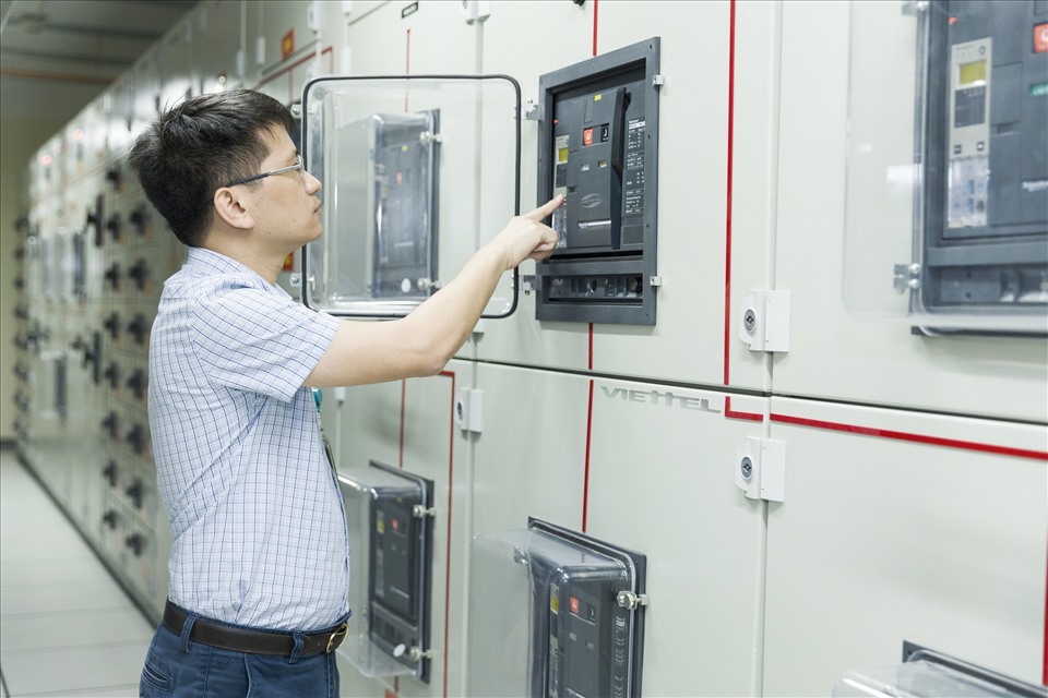 Tổng trạm Hòa Lạc của Viettel đã vượt qua quá trình đánh giá kỹ lưỡng và nghiêm ngặt của Uptime về toàn bộ tài liệu như quy hoạch thiết kế, sơ đồ đấu nối, lựa chọn thiết bị, hạ tầng cơ điện, phòng cháy chữa cháy, không gian thao tác, bảo trì bảo dưỡng,…