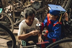 Bộ ảnh kỷ yếu 0 đồng với bố sửa xe, mẹ bán hàng, làm ruộng gây xúc động
