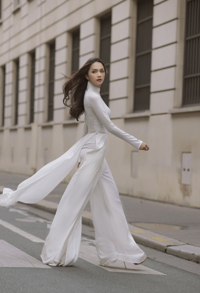 Hương Giang khoe dáng với áo dài trắng. Ảnh: NSCC