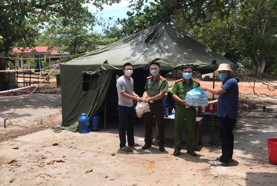 Lực lượng làm nhiệm vụ ở chốt phong tỏa được người dân hỗ trợ suất cơm. Ảnh: CA Đông Hà.