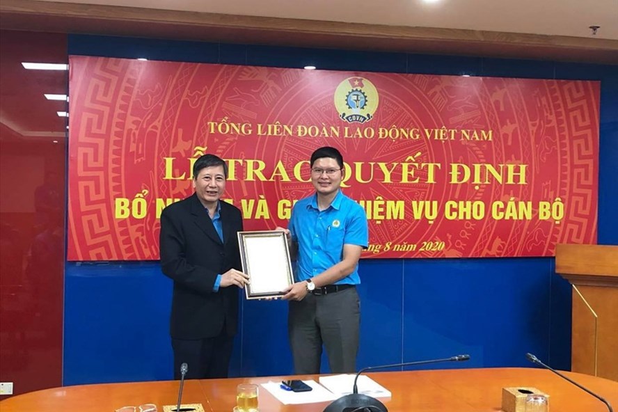 Đồng chí Trần Thanh Hải trao quyết định bổ nhiệm cho đồng chí Nguyễn Mạnh Kiên (bên phải ảnh). Ảnh: Đặng Lợi