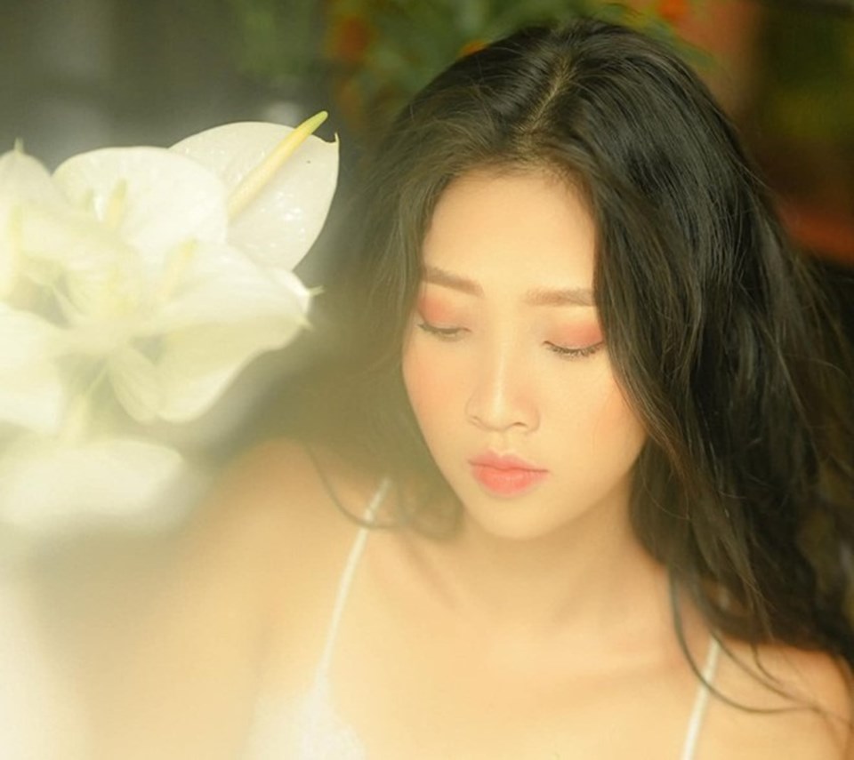 MC Liêu Hà Trinh viết cuốn sách mới mang tên Em. Ảnh: NSCC MC Liêu Hà Trinh viết cuốn sách mới mang tên Em. Ảnh: NSCC