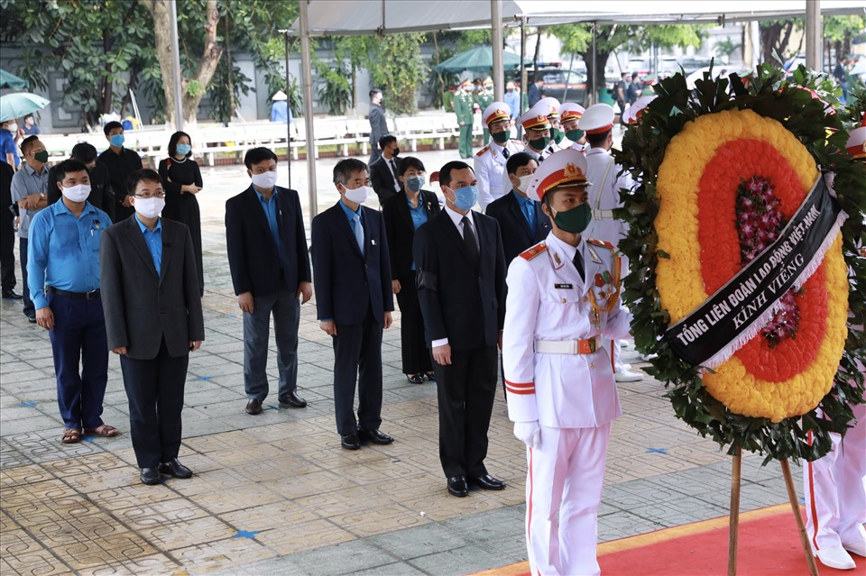Đoàn Tổng Liên đoàn Lao động Việt Nam viếng nguyên Tổng Bí thư Lê Khả Phiêu. Ảnh Hải Nguyễn