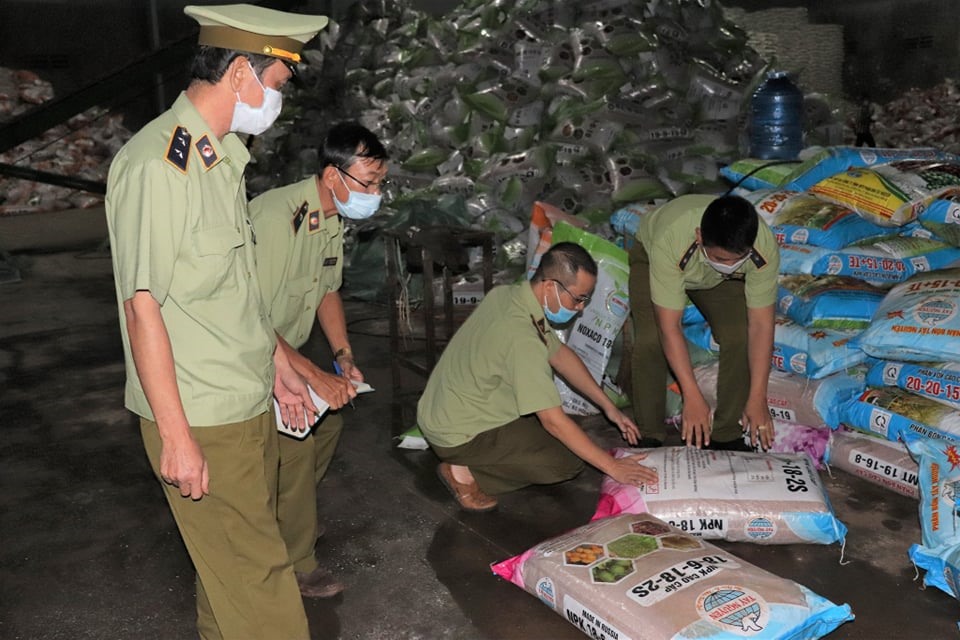 Trong thời gian tới, lực lượng Quản lý thị trường tỉnh Đắk Lắk sẽ tăng cường kiểm tra, kiểm soát chặt chẽ thị trường kinh doanh phân bón ở địa phương. Ảnh T.X