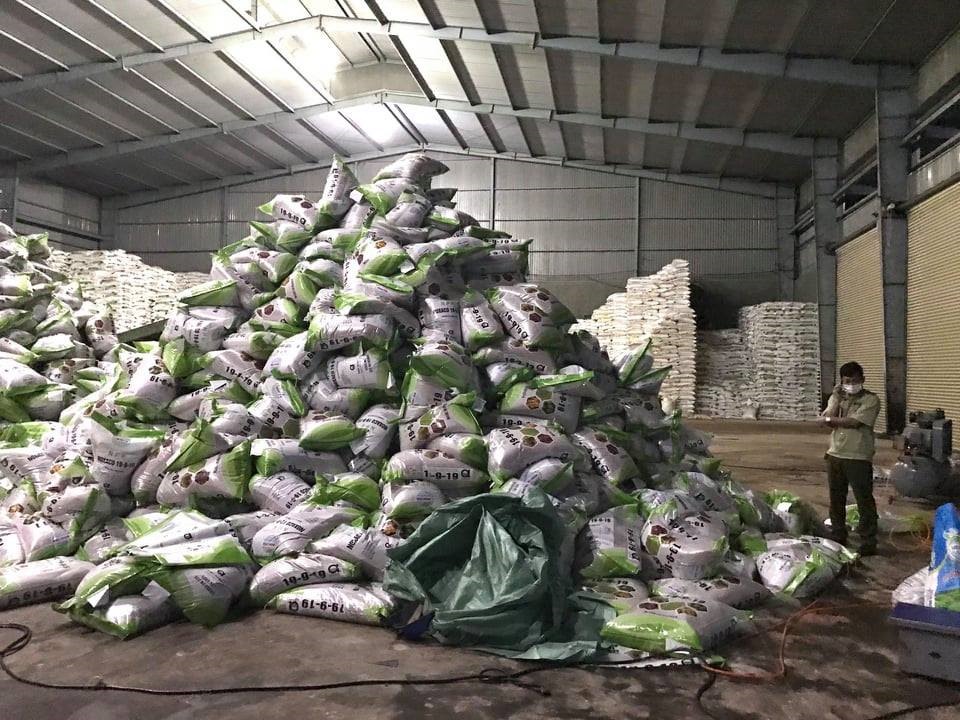 Bên trong nhà kho này chứa nhiều tấn phân bón kém chất lượng. Ảnh T.X