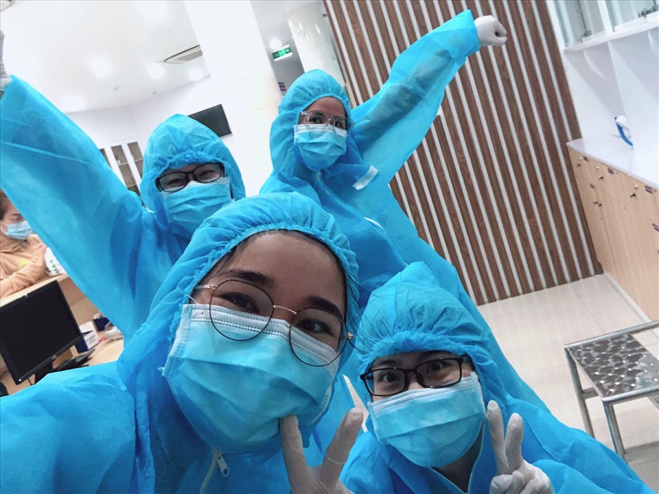 “Chúng tôi vì các bạn đi làm thì các bạn cũng vì chúng tôi hãy ở nhà“, là câu khẩu hiệu của nhiều bác sĩ gửi trên mạng xã hội. Nguồn Bích Phương