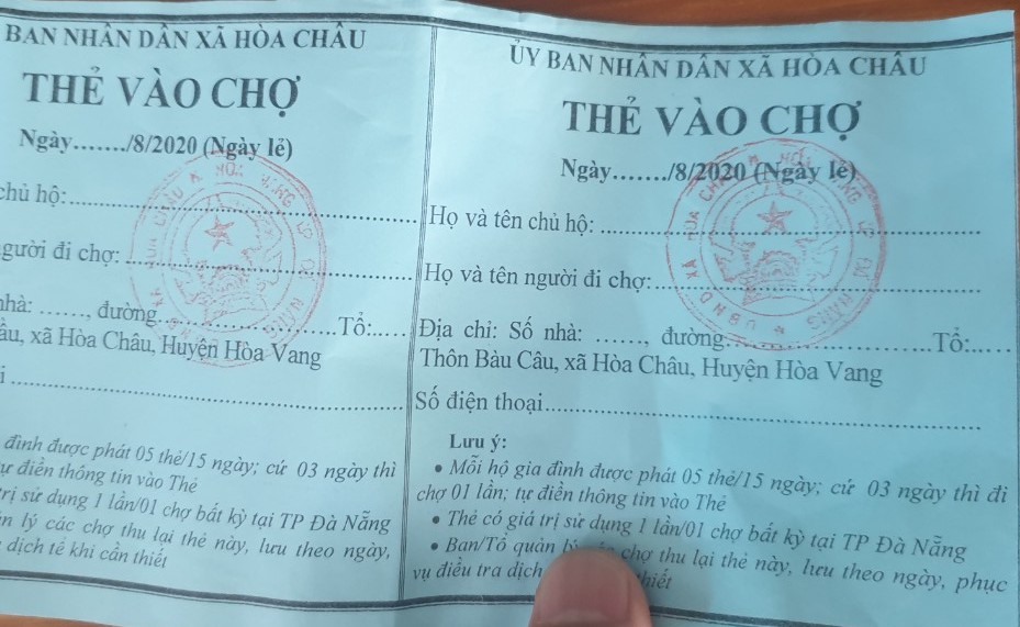 Các bà nội chợ phải có thẻ mới được ra vào trong chợ. Ảnh: Hữu Long