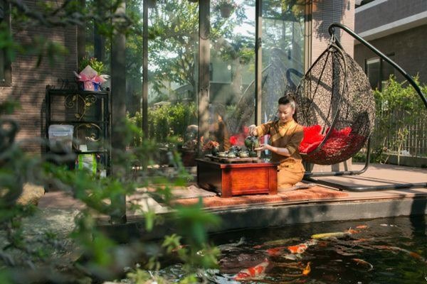 Không gian xanh với hồ cá koi lớn. Ảnh: NSCC