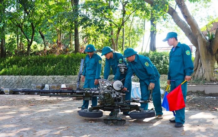 Trung đội tự vệ Công ty tiến hành hiệu chỉnh súng.