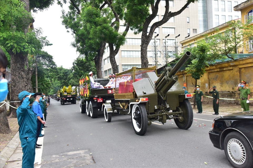 Cỗ linh xa đưa linh cữu nguyên Tổng Bí thư Lê Khả Phiêu về nơi an nghỉ cuối cùng. Ảnh HN