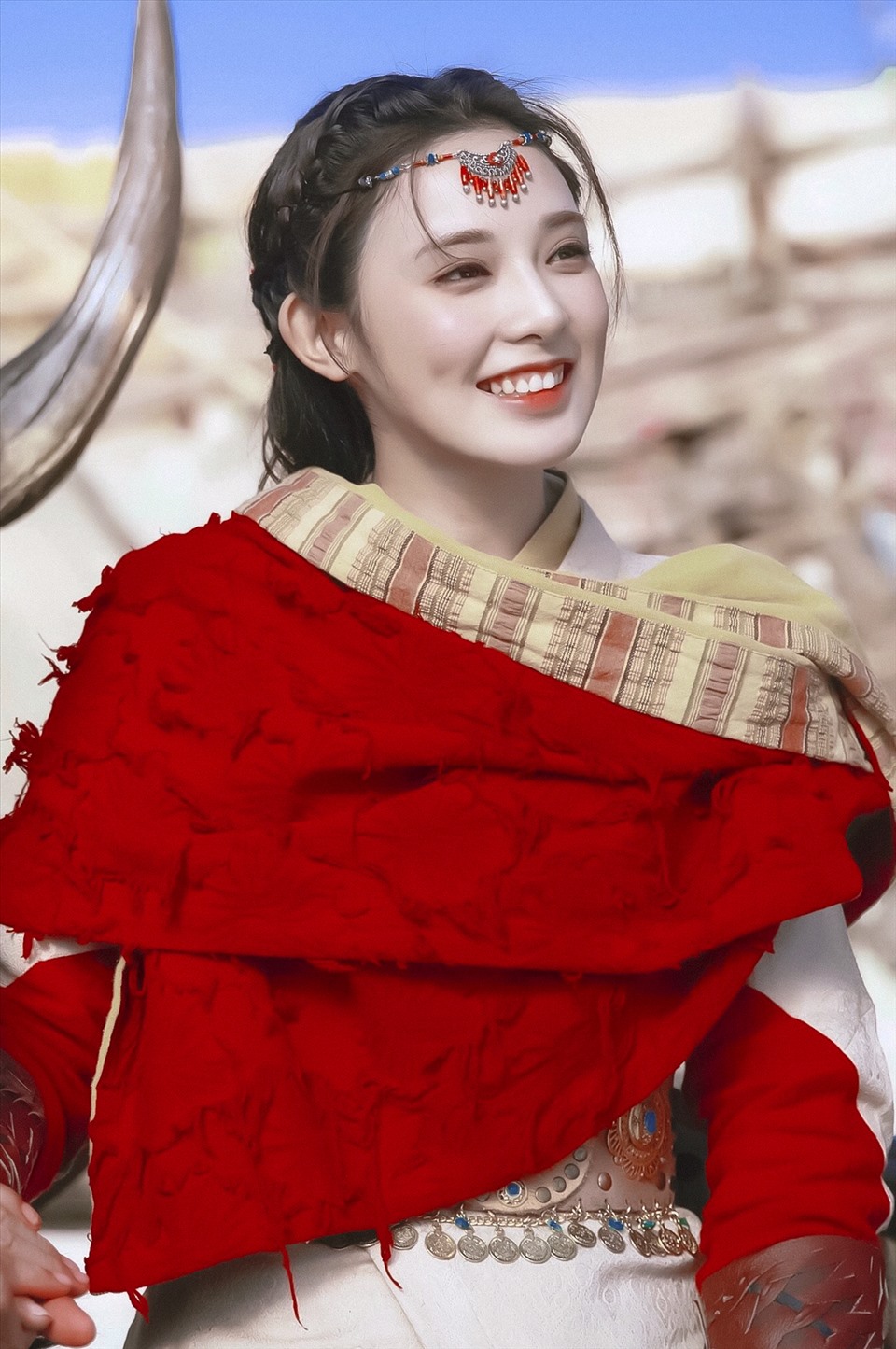 Bành Tiểu Nhiễm được mệnh danh là “hồng y mỹ nữ“nhờ ngoại hình xinh đẹp. Diễn xuất của cô cũng được đánh giá tốt với nhiều cảnh khóc đầy đau thương.