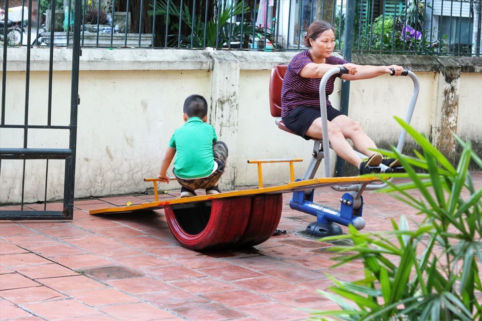 Vào buổi chiều mỗi ngày, nhiều em nhỏ trong phố đã đến sớm vui chơi trong sân tái chế.