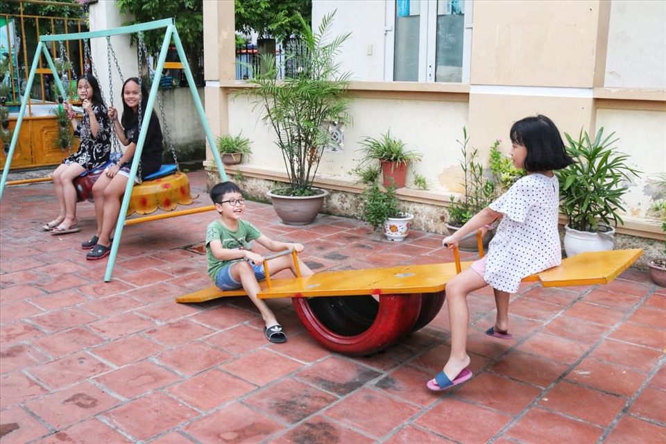 Vào buổi chiều mỗi ngày, nhiều em nhỏ trong phố đã đến sớm vui chơi trong sân tái chế.