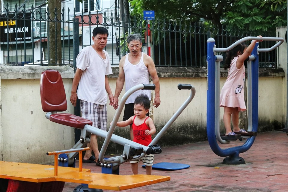 Tận dụng những vật liệu cũ đã qua sử dụng, Hội phụ nữ tổ 2 đã cùng nhau sáng tạo nên sân chơi tái chế, mang thông điệp bảo vệ môi trường.