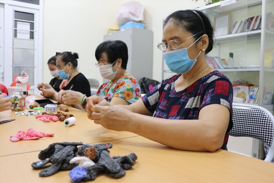Những chiếc băng cài làm bằng len sợi góp phần làm giảm áp lực, cọ xát khi đeo khẩu trang thường xuyên. Ảnh: L.Nhi.