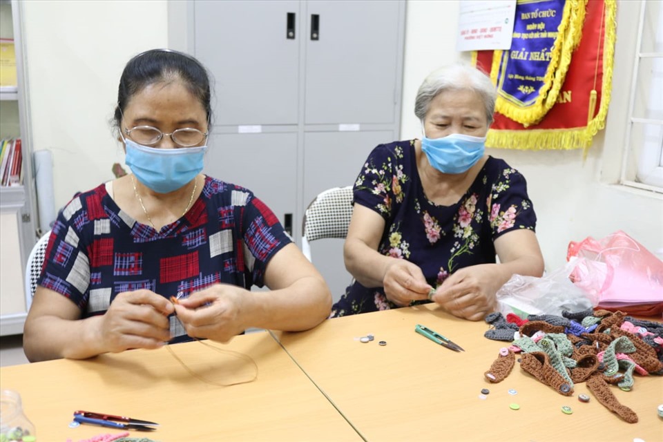 Việc đan móc băng cài khẩu trang tuy không khó nhưng rất cần sự tỉ mỉ và khéo léo. Ảnh: L. Nhi.