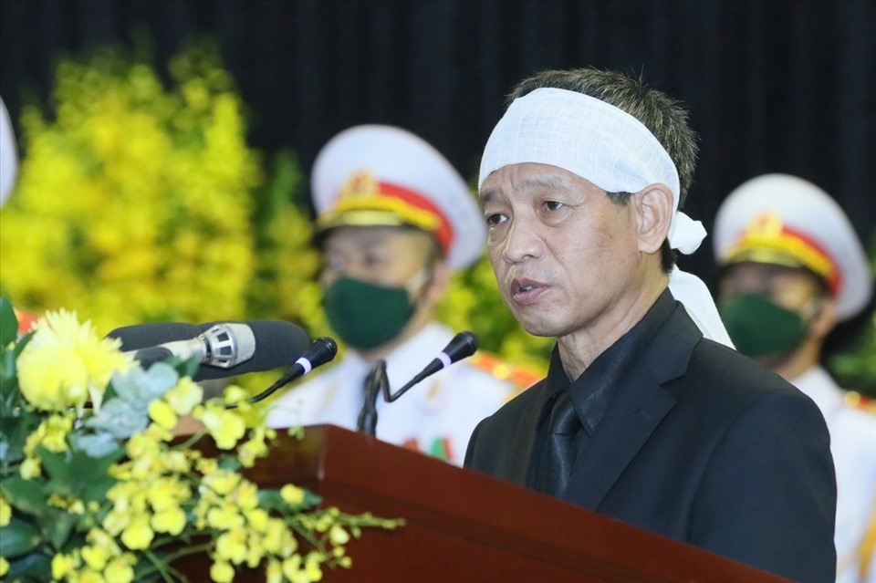 Anh Lê Minh Diễn - con trai nguyên Tổng Bí thư Lê Khả Phiêu phát biểu cảm tạ tại tang lễ nguyên Tổng Bí thư Lê Khả Phiêu. Ảnh Hải Nguyễn