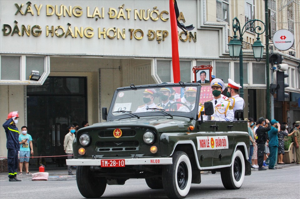 Xe chở linh cữu nguyên Tổng Bí thư Lê Khả Phiêu về nơi an nghỉ cuối cùng. Ảnh Hải Nguyễn