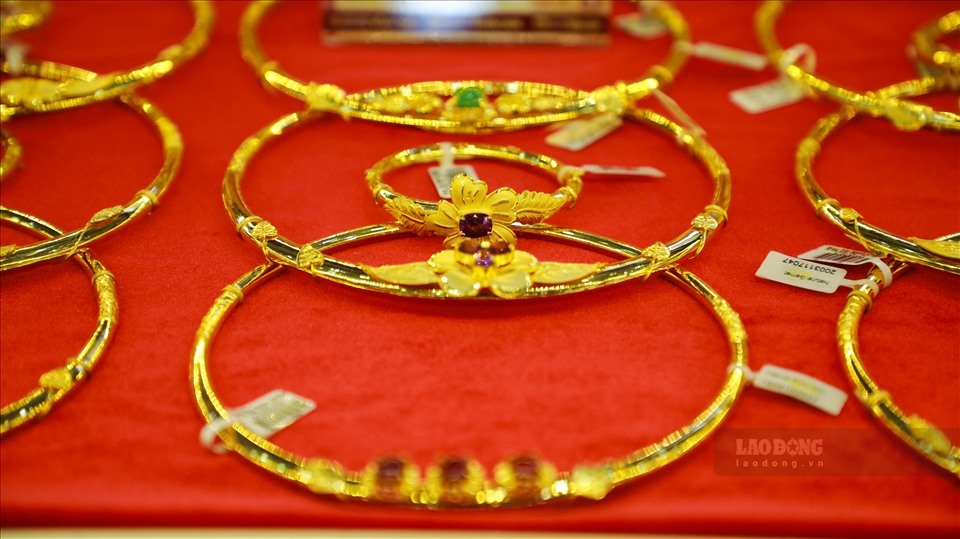 Kinh tế 24h: Giá vàng "nhảy múa" thất thường, cửa hàng vàng bạc than trời