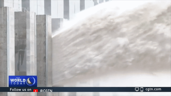 Đập Tam Hiệp xả lũ. Ảnh: CGTN