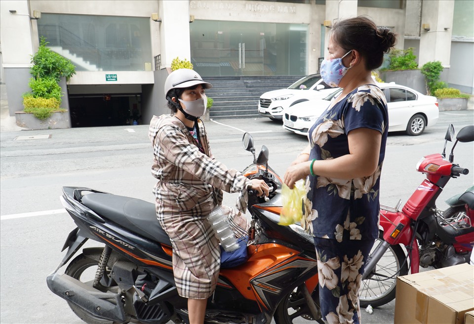 Người dân hỏi mua nguyên liệu làm bánh Trung thu. Ảnh: Ngọc Lê