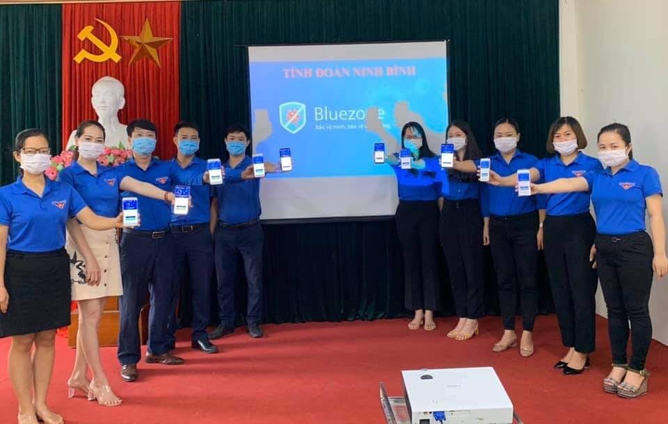 Xuống tận cơ sở hướng dẫn, hỗ trợ cài đặt Bluezone cho người dân