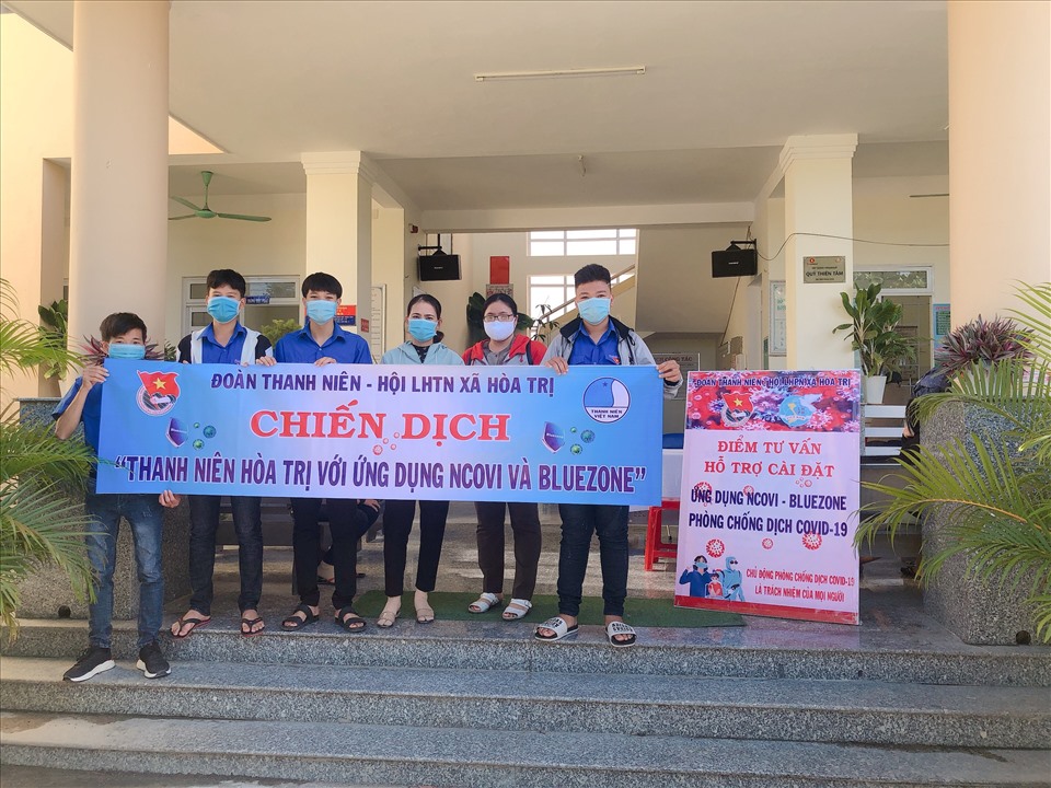 Thực hiện chủ trương đi từng ngõ, gõ từng nhà vận động người dân cài Bluezone tại Phú Yên. Ảnh: Bộ Thông tin và Truyền thông.