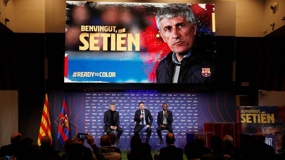 Huấn luyện viên Quique Setien và Ban lãnh đạo của Chủ tịch Jose Maria Bartomeu đều có vấn đề của riêng mình. Ảnh: Sportsfinding