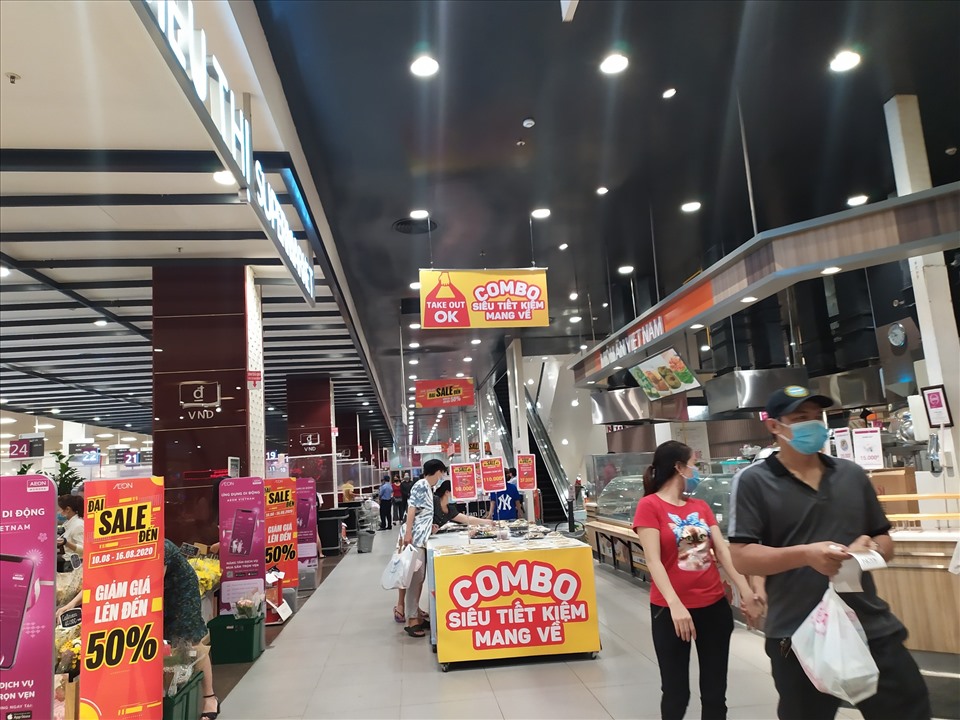 Để “cứu vãn” tình hình ế ẩm do dịch bệnh COVID-19, một số trung tâm thương mại đã mạnh tay tung ra những đợt khuyến mãi lớn.