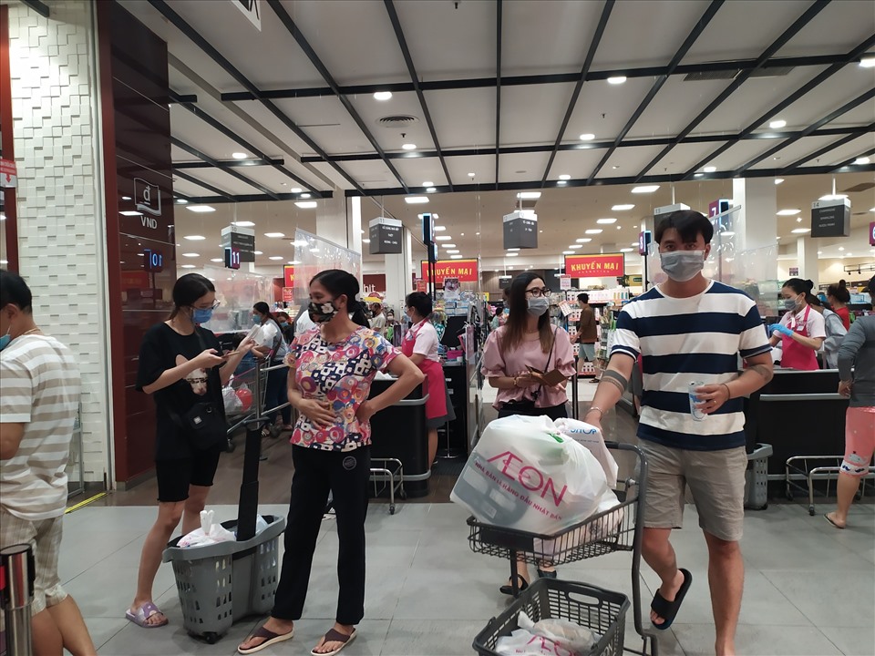 Người đến các trung tâm mua sắm đều thực hiện nghiêm túc việc đeo khẩu trang nơi công cộng.