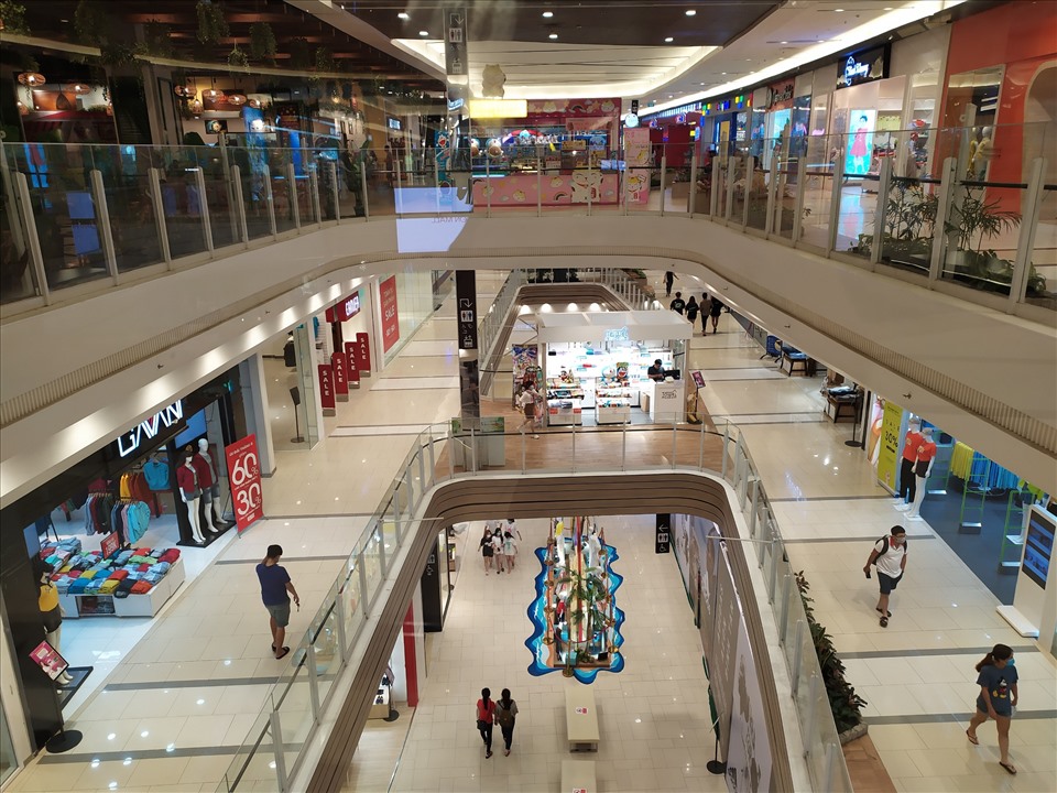 Ở khu vực tầng 2 và tầng 3, các shop thời trang, mắt kính,... khá vắng vẻ trong hai ngày cuối tuần.