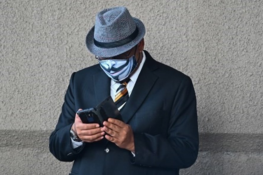 Một người đàn ông đeo khẩu trang trên đường phố ở Kuala Lumpur, Malaysia để ngăn chặn COVID-19. Ảnh: AFP