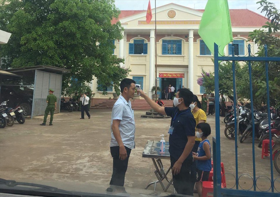 Người dân cần khai báo trung thực hành trình di chuyển để phòng dịch COVID-19 lây lan. Ảnh: Hữu Long