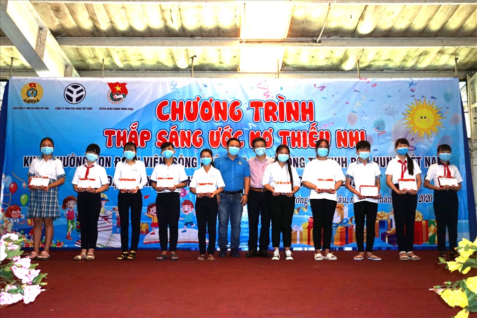 Ban Giám đốc và Công đoàn công ty trao tặng phần cho các em học sinh đạt thành tích xuất sắc năm học 2019-2020.