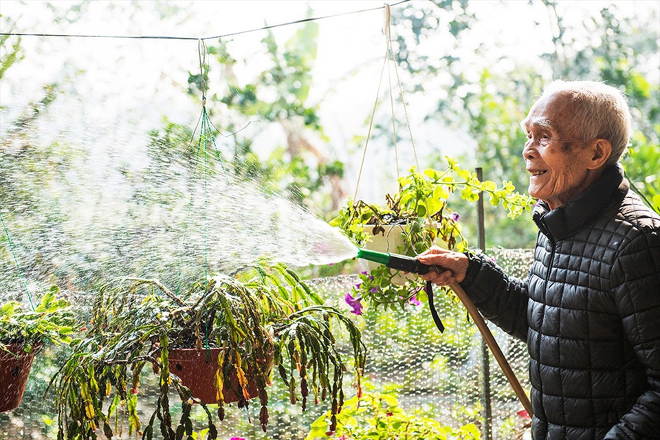 Ông Hoàng Long Xuyên trường thọ ngoài yếu tố gene di truyền, còn ở cuộc sống sinh hoạt điều độ, thời đi làm không rượu bia. Buổi sáng, ông thích đi bộ, tưới cây.