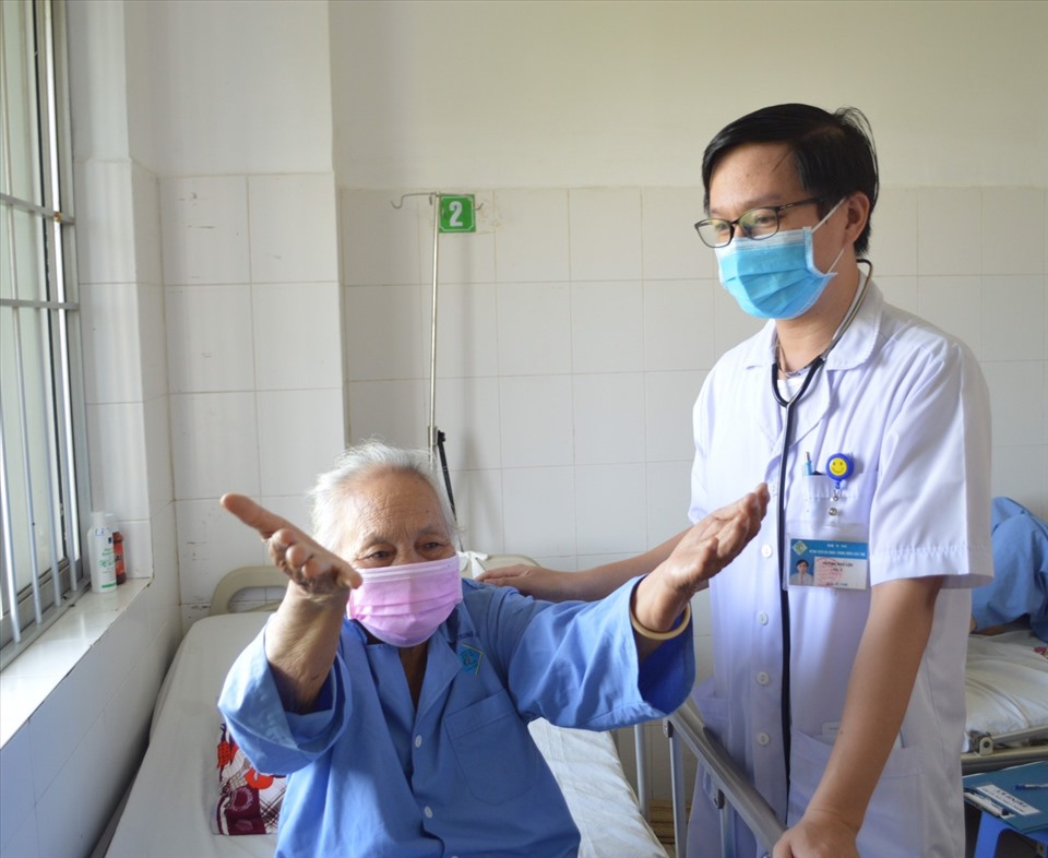 Bác sĩ đến thăm khám cho bệnh nhân. Ảnh: Bệnh viện cung cấp