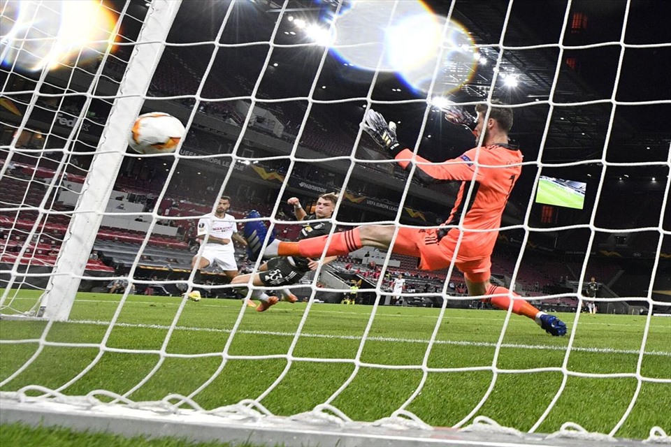 David de Gea bất ngờ được bắt chính chứ không phải Sergio Romero. Ảnh: Getty Images