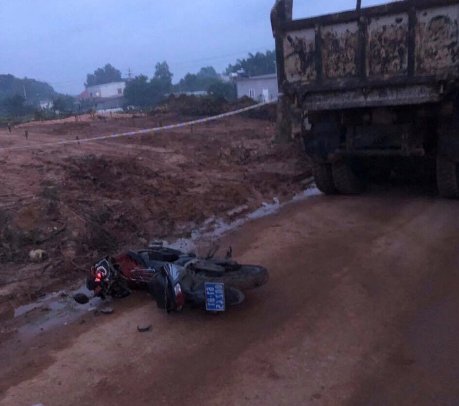 Xe ben tông thẳng vào xe công an. Ảnh: Dương Bình