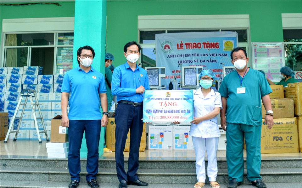 Liên đoàn Lao động thành phố Đà Nẵng trao số tiền 3 trăm triệu đồng trong chương trình 20 nghìn suất ăn đến Bệnh viện Phổi Đà Nẵng. Ảnh: Thanh Hùng