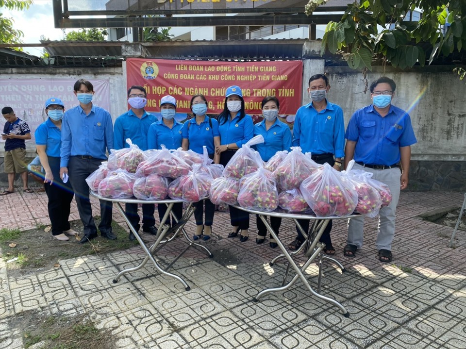 Cán bộ Công đoàn bán thanh long giúp nông dân. Ảnh: K.Q