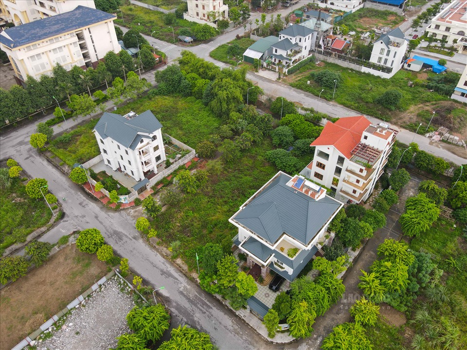 Theo đó, Hội khoa học Kinh tế Việt Nam đã tổ chức xây dựng tại khu B, khu C một số sân bóng đá, nhà tạm kiểu dáng như nhà xưởng và một hạng mục công trình cao 3 tầng không phù hợp quy hoạch chi tiết được duyệt trong giai đoạn từ năm 2010 đến năm 2012. Hội khoa học Kinh tế Việt Nam cũng tổ chức thi công xây dựng tại lô đất tại Khu B, 3 hạng mục công trình cao (3-4) tầng kiểu dáng biệt thự sai quy hoạch chi tiết được duyệt.