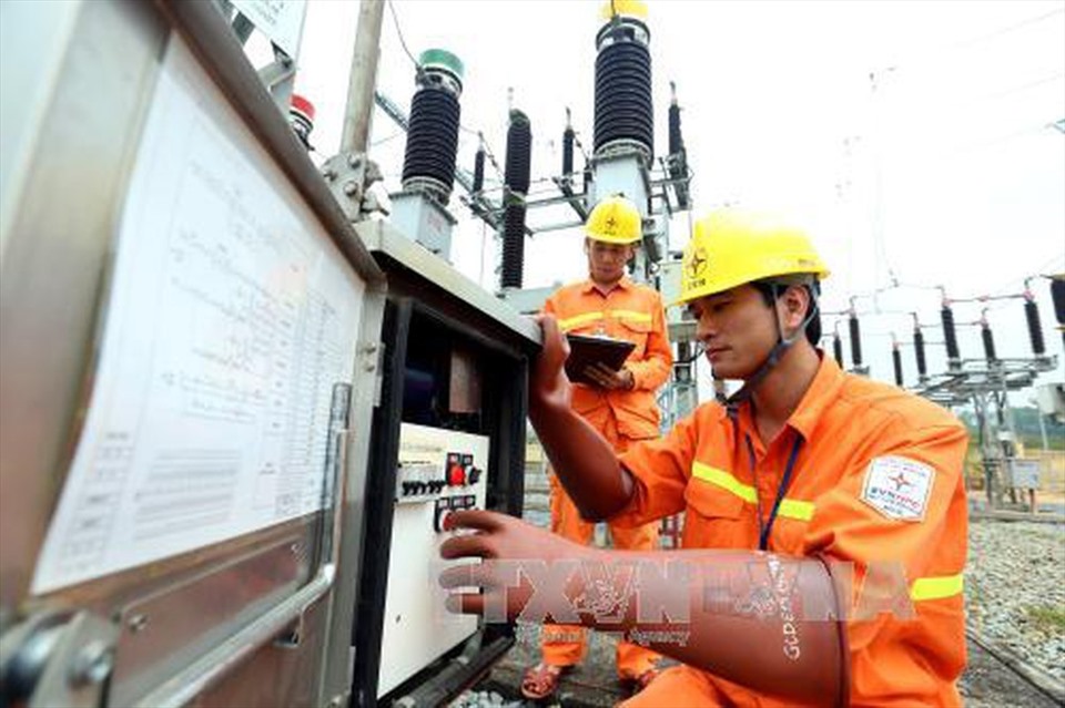 Dù tính theo 5 bậc thang hay một giá điện, theo chuyên gia, chưa khắc phục được bất cập “hoá đơn tiền điện tăng sốc“. Ảnh: TTXVN