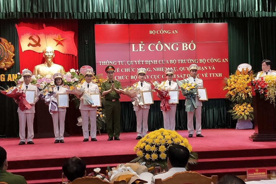 Thiếu tướng Nguyễn Duy Ngọc trao quyết định về chức năng, nhiệm vụ, quyền hạn và tổ chức bộ máy của Cục Cảnh sát Quản lý hành chính về trật tự xã hội. Ảnh: H.Trung.