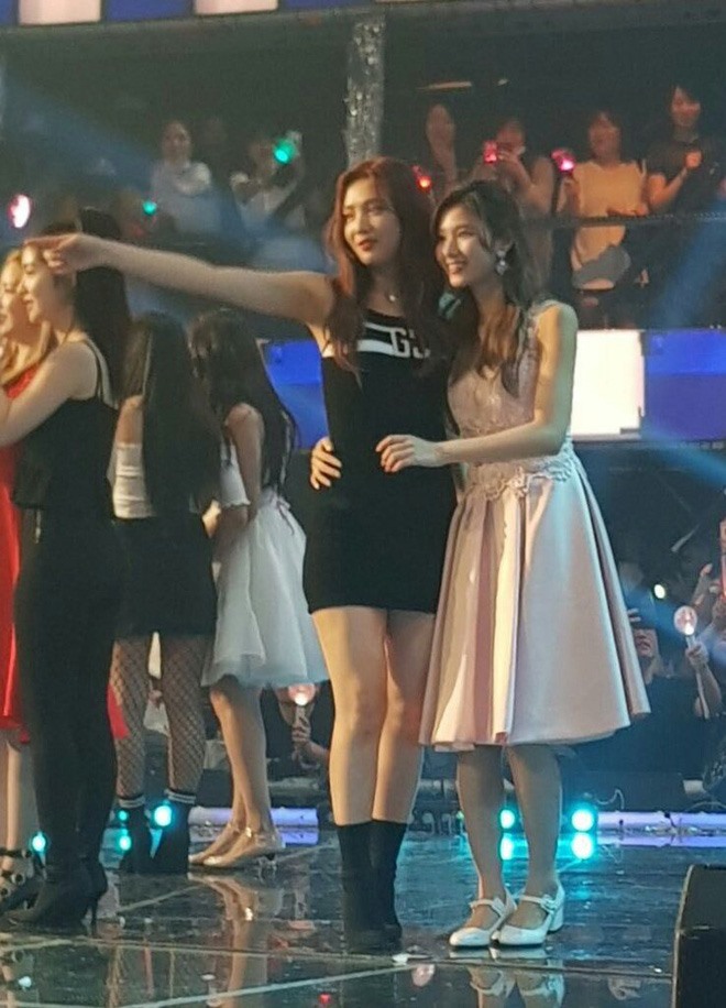 Joy (Red Velvet) và Sana (TWICE). Ảnh: Cắt từ clip