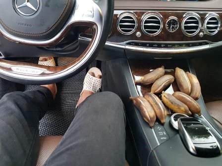 Nam MC thường mang dép tổ ong lái xế hộp. Ngoài ra, anh còn thường mang chuối luộc theo để ăn sáng. Ảnh: NSCC