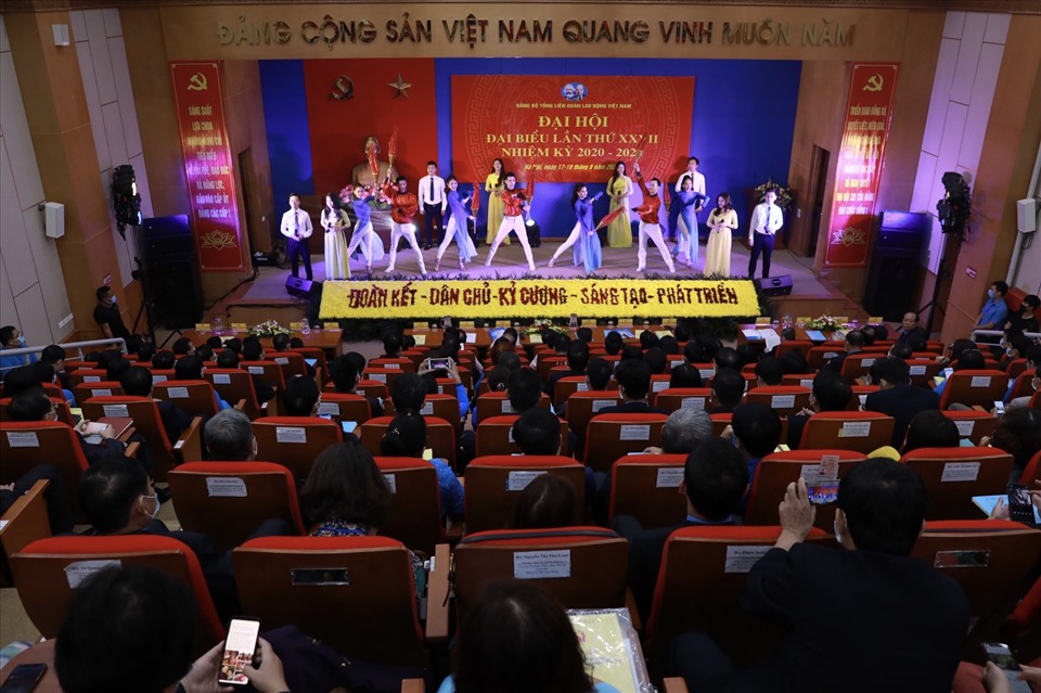 Tiết mục văn nghệ chào mừng Đại hội. Ảnh: Đình Hải.