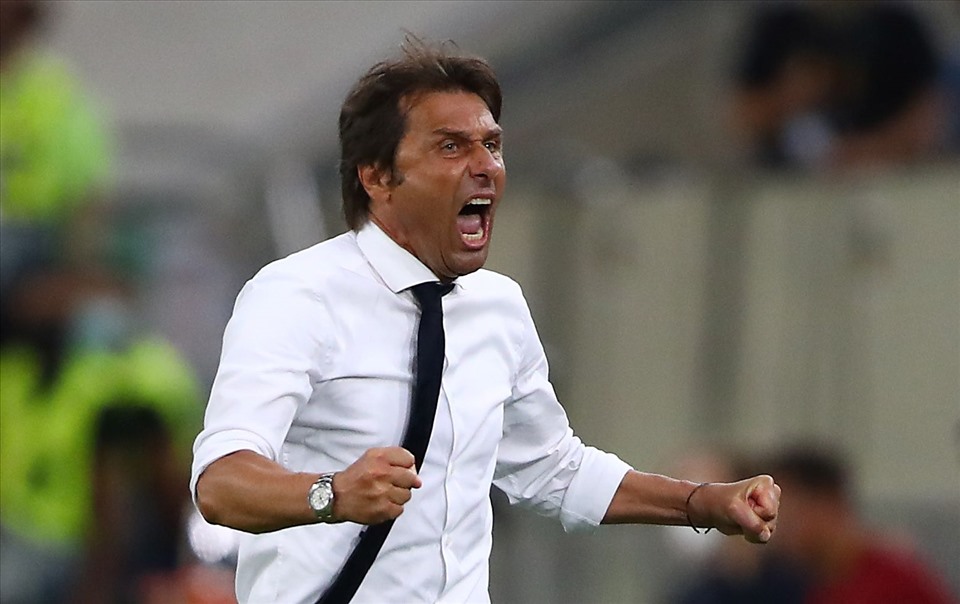 Antonio Conte là hình ảnh trái ngược với Ole Gunnar Solskjaer một ngày trước. Ảnh: Getty Images