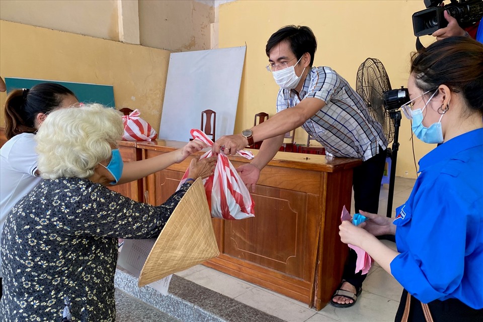 Quỹ Tấm lòng vàng Lao Động hỗ trợ thực phẩm, nhu yếu phẩm đến người dân buôn gánh bán bưng phường Bình Thuận- TP Đà Nẵng (ảnh T.H)